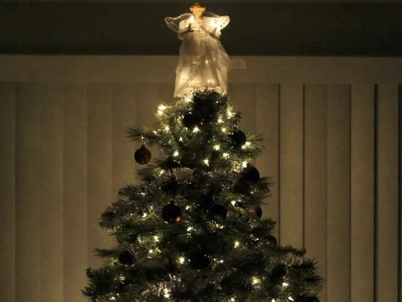 Guide on Crafting a Nativity Ornament Featuring Hazelnuts and Ivy Berries for Organic Holiday...