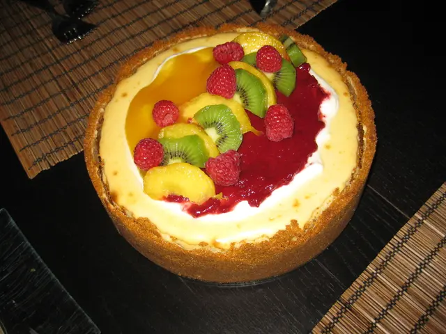 Arrangement of strawberry containers for showcase presentation