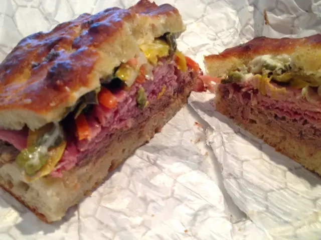 Strategies for Selecting Tableware to Capture Optimal Food Images