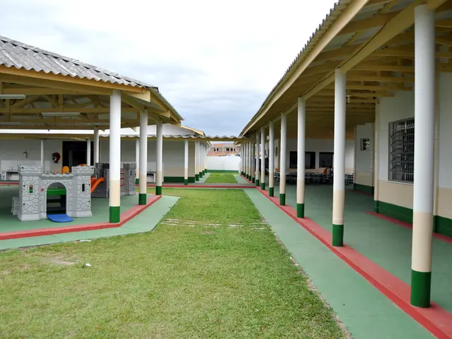 Assists homeless individuals amidst frigid temperatures in Leipzig