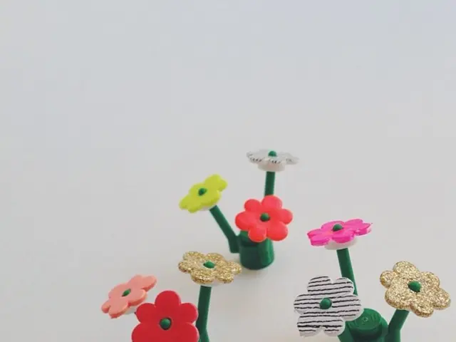 Paint Artificial Flowers of Any Hue Instantaneously with Spray Paint