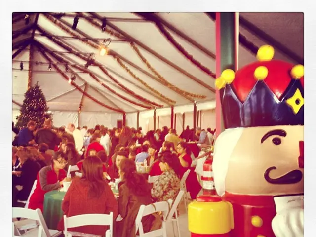 Explosive Celebratory Decorations: Pink Tinsel Party Crackers