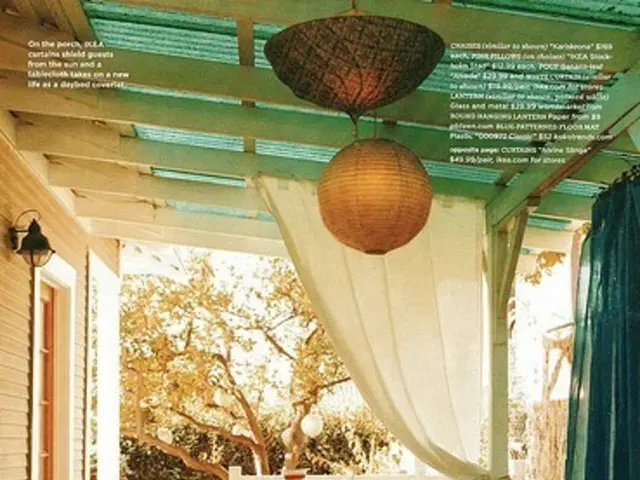 Ninety's honey oak trend resurfaces doubt, reinforced by Reese Witherspoon's distinctive staircase